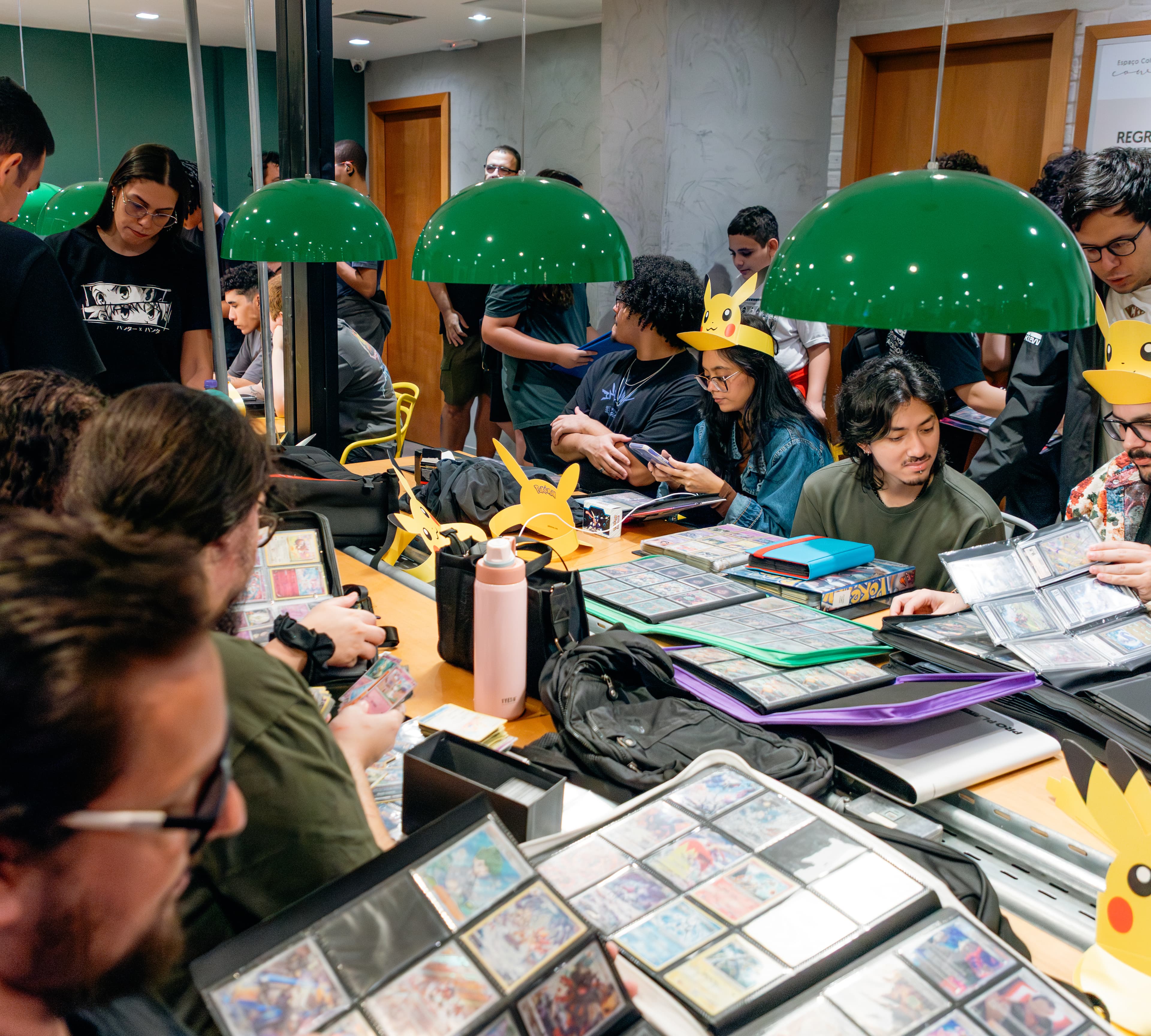 Comunidade do TCGXP jogando e trocando cartas de Pokémon TCG na 2ª edição